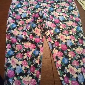 Slimming Options floral stretch crop.